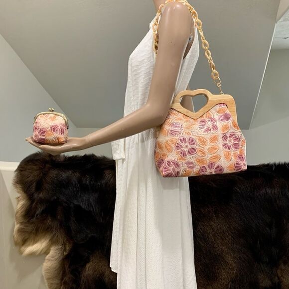 Free Coin Purse With Handmade Genuine Leather Floral Embossed Wooden Frame Bag - Picture 3 of 16